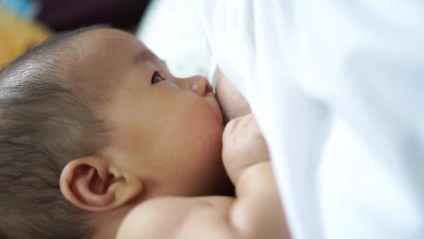 Aziatische baby borstvoeding - Video