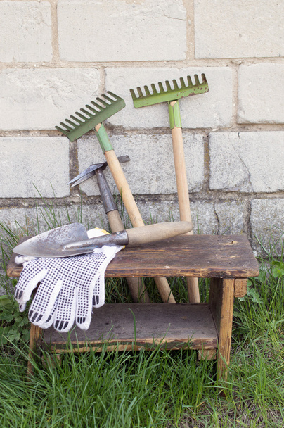narzędzia ogrodowe i ławeczkę na trawie - Zdjęcie, obraz