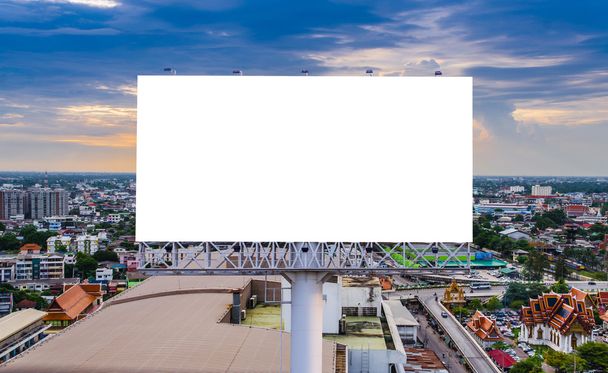 große leere Plakatwand mit Hintergrund mit Stadtblick - Foto, Bild