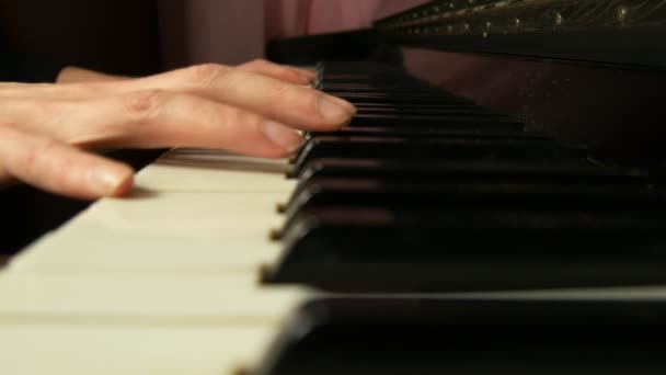 Γυναικεία χέρια παίζουν ένα απαλό κομμάτι της κλασικής μουσικής σε ένα όμορφο μεγάλο πιάνο. Γυναίκα που παίζει πιάνο, γκρο πλαν. - Πλάνα, βίντεο