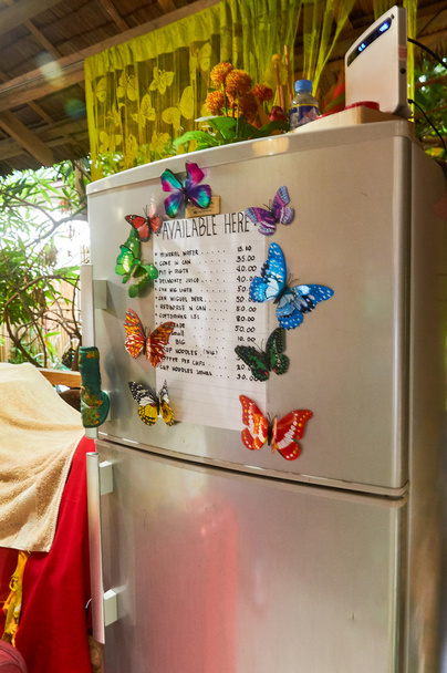 ψυγείο με ένα χαρτί που πωλούν ποτά - Φωτογραφία, εικόνα