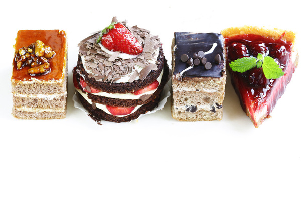 Sobremesas, bolos e bolos variados sobre um fundo branco
  - Foto, Imagem