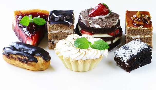 Асорті десерти, тістечка та випічка на білому тлі
  - Фото, зображення
