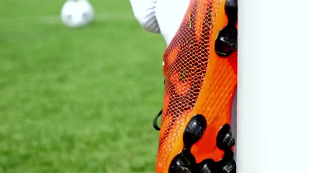 Fußballspiel. Fußball-Action. Torwart schlägt orangefarbene Schuhe in die Tür und tritt den Ball - Filmmaterial, Video