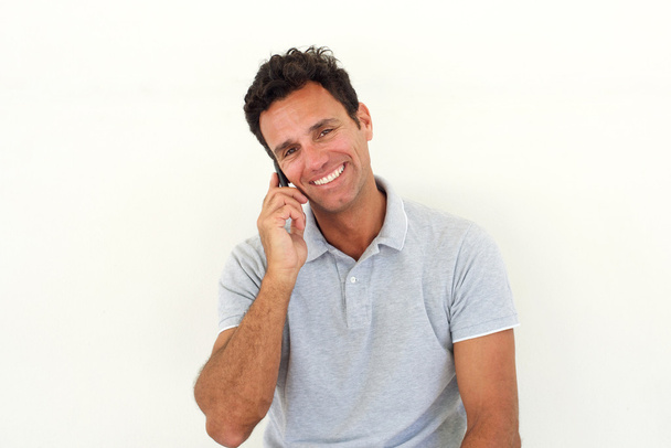 Usměvavá starší muž mluví do mobilního telefonu - Fotografie, Obrázek