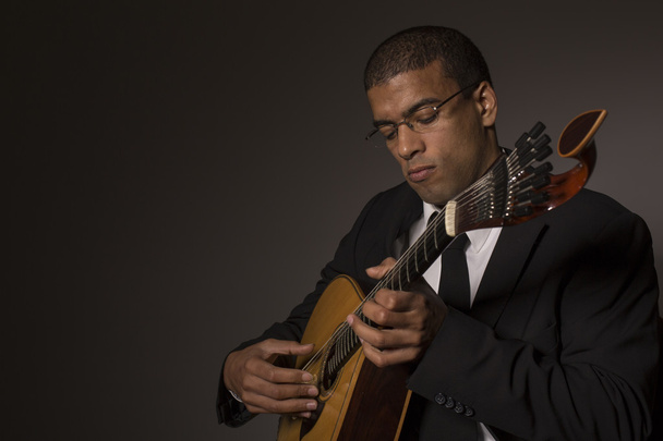 Fado μουσικός με μια πορτογαλική κιθάρα, στούντιο - Φωτογραφία, εικόνα