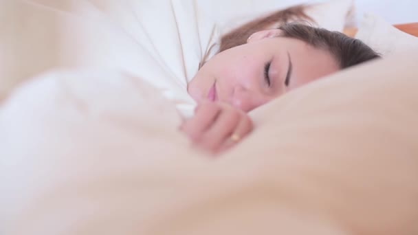 Az ember csókokkal egy alvó lány, és ő felébred - Felvétel, videó