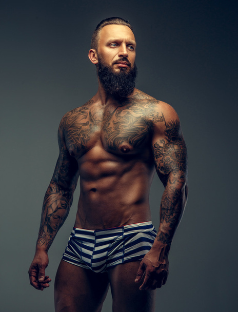 Alaston mies, jolla on tatuoitu ruumis
 - Valokuva, kuva