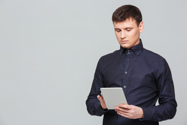Businessman using tablet computer - Foto, afbeelding