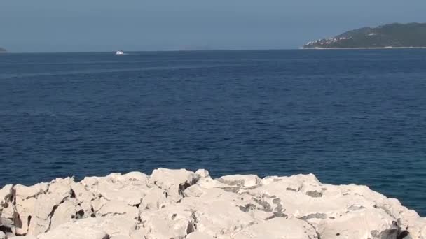 Séta mezítláb sziklák közelről - Felvétel, videó