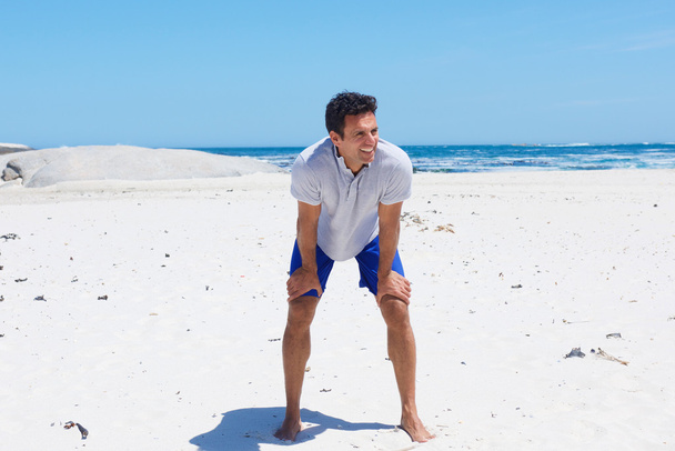 Uomo di mezza età in piedi sulla spiaggia
 - Foto, immagini