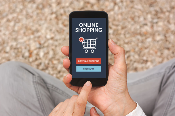 Mãos segurando telefone inteligente com conceito de compras on-line na tela
 - Foto, Imagem