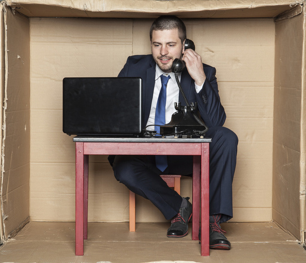businessman leading telephone conversation and working on a comp - Foto, afbeelding