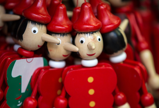 Bambole marionette in legno dipinte della figura di Pinocchio
 - Foto, immagini
