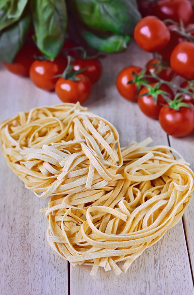 Ingredientes italianos, Tagliatelle pasta
 - Foto, Imagem