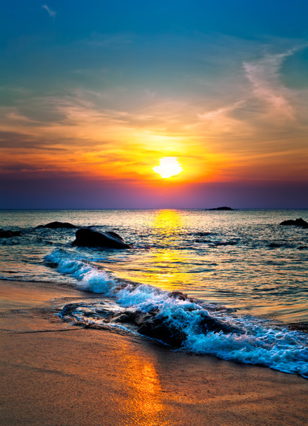 coucher de soleil coloré sur la mer - Photo, image