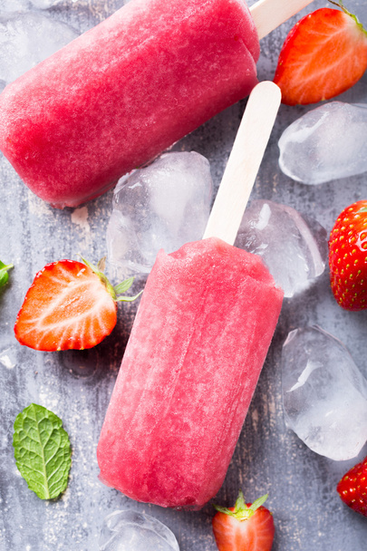 Homemade strawberry popsicles - Foto, afbeelding