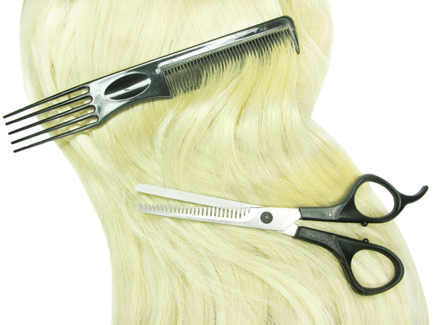 Кисть для волос и ножницы в светлых волосах
 - Фото, изображение