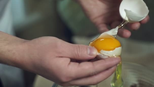 Kuchař vaří jídlo. Rozbít vejce. Detailní. Vaření potravin. Pečení přísad - Záběry, video