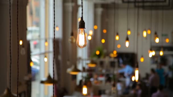 lâmpadas no restaurante
 - Filmagem, Vídeo