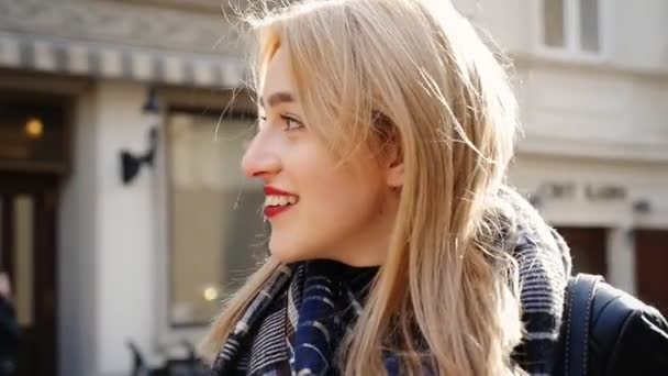 Beautiful  blonde young woman walking on the street - Video, Çekim