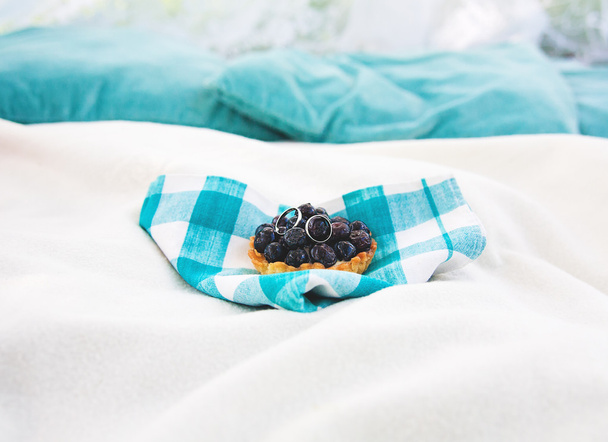 gâteau aux myrtilles sur serviette bleue
 - Photo, image