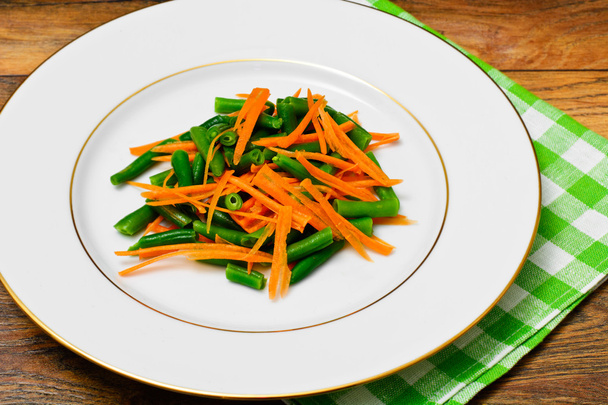 Frijoles verdes con ensalada de zanahoria
 - Foto, Imagen