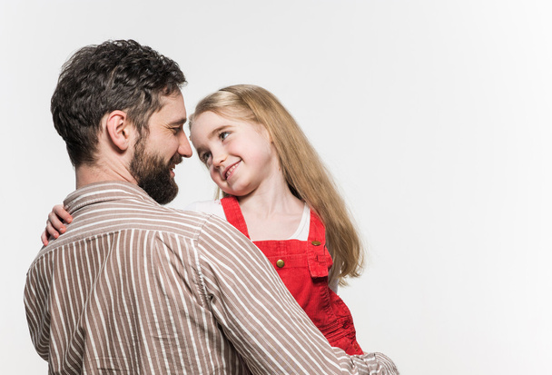 Meisje die haar vader knuffelen op een witte achtergrond - Foto, afbeelding