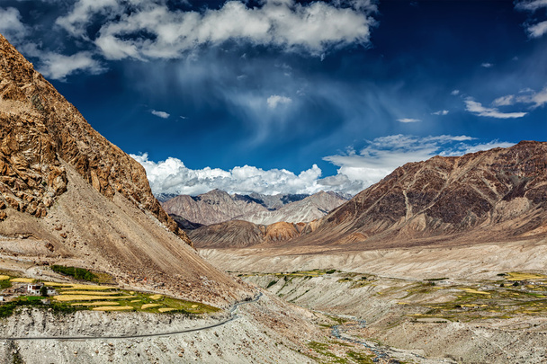 Kardung pueblo en Himalaya
 - Foto, imagen