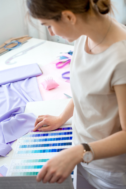 tailors choose the fabric for the dress - Фото, зображення
