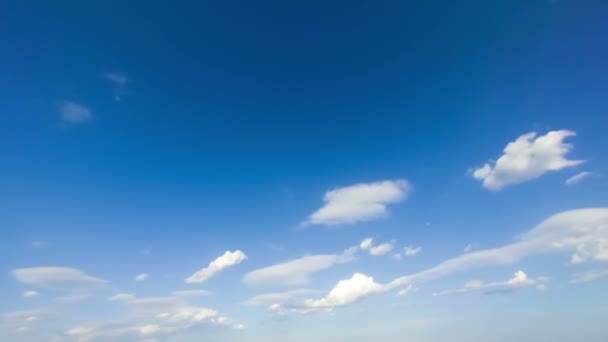 Wolken bewegen in de blauwe lucht - Video