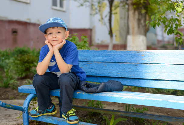 Šťastný jistý mladík sedící čekání - Fotografie, Obrázek