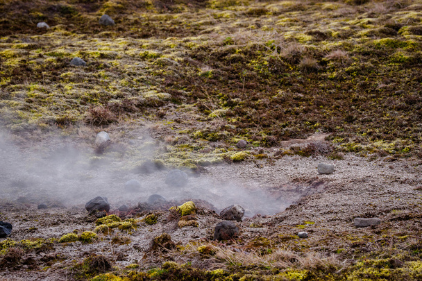 Humo humeante en un campo de lava
 - Foto, Imagen