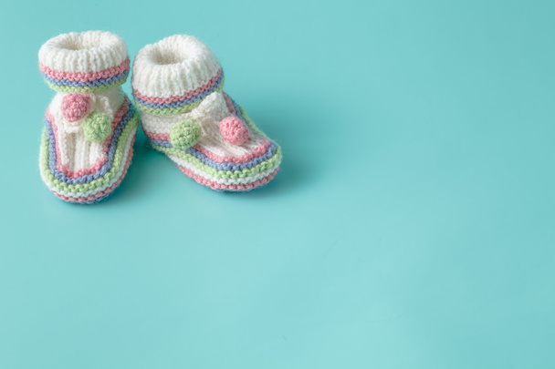 Knitted green baby booties for little boy - Foto, afbeelding