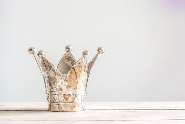 Corona de princesa sobre una mesa de madera
 - Foto, imagen