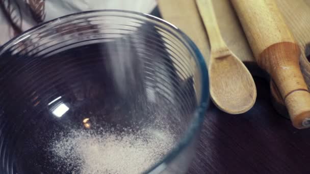 Ζάχαρη άχνη για το γλάσο που πέφτει σε ένα βαθύ γυάλινο μπολ - Πλάνα, βίντεο