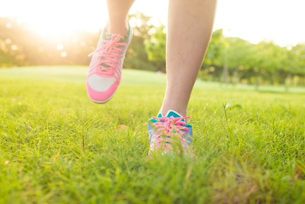 Vista di gambe da jogger che corrono sull'erba
  - Foto, immagini