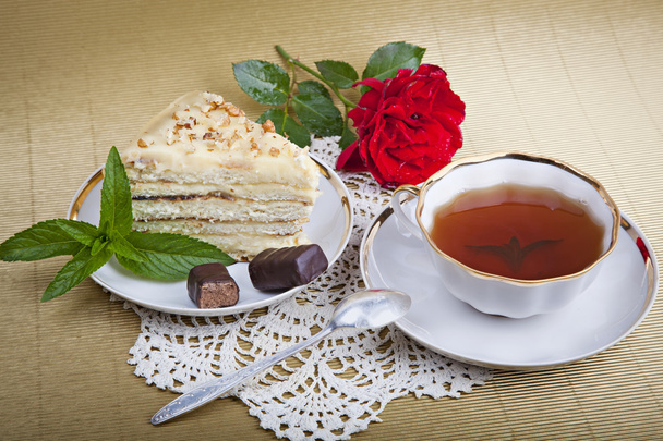 Thé à la menthe et gâteau sur une serviette en dentelle
 - Photo, image