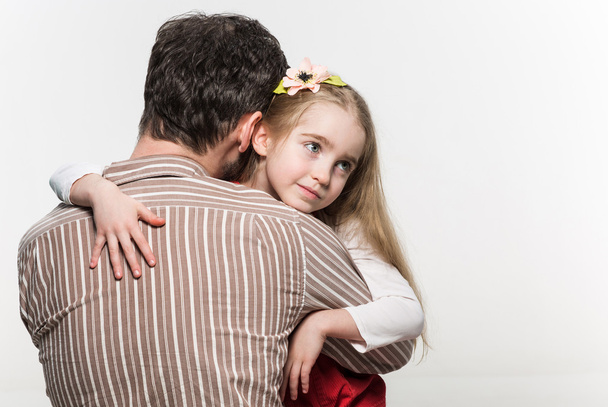 Kız babası beyaz bir arka plan üzerinde sarılma - Fotoğraf, Görsel