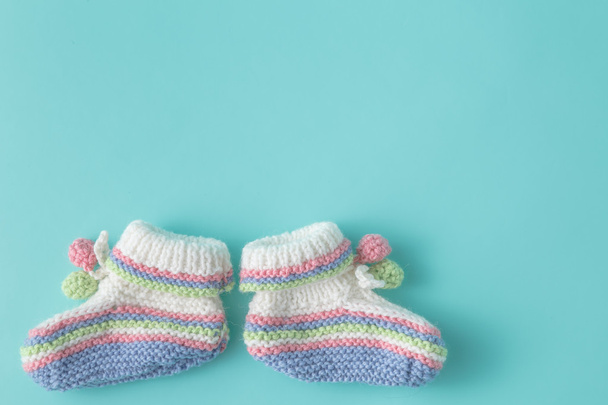 Newborn announcement template. Handmade knitted booties on plain - Foto, Imagem
