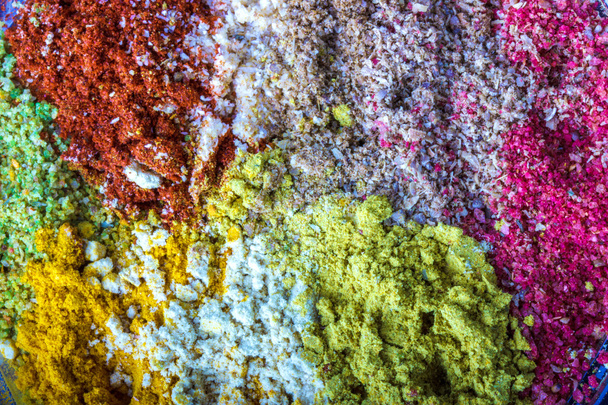 Mezcla de coloridas especias aromáticas indias y fondo de hierbas
 - Foto, imagen