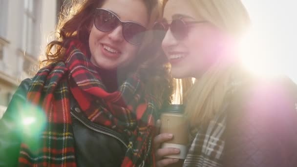 Δύο αξιολάτρευτο νέους φίλους σε γυαλιά ηλίου λαμβάνοντας selfies στον δρόμο. - Πλάνα, βίντεο