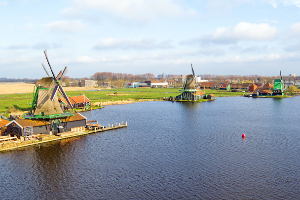 Aerial de moinhos de vento tradicionais em Zaanse Schans no Nether
 - Foto, Imagem