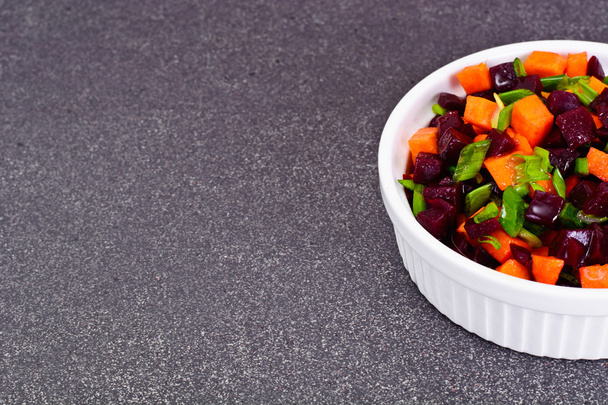 Салат з приготованим і морква з зелену цибулю-порей - Фото, зображення