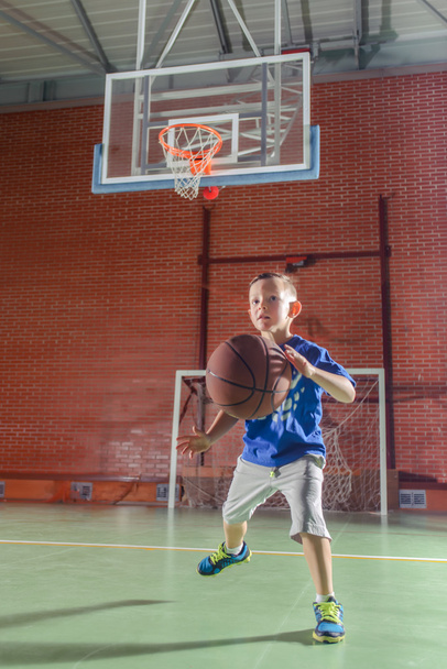 Deportivo niño jugando baloncesto
 - Foto, imagen