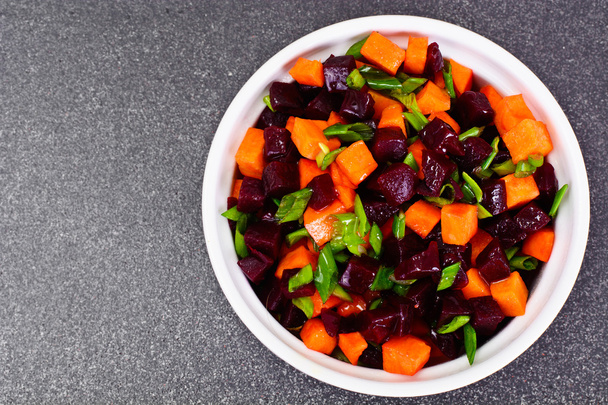 Салат з приготованим і морква з зелену цибулю-порей - Фото, зображення
