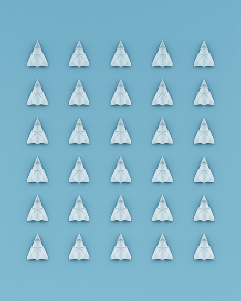 Conjunto de aviões de papel branco no fundo azul
 - Foto, Imagem