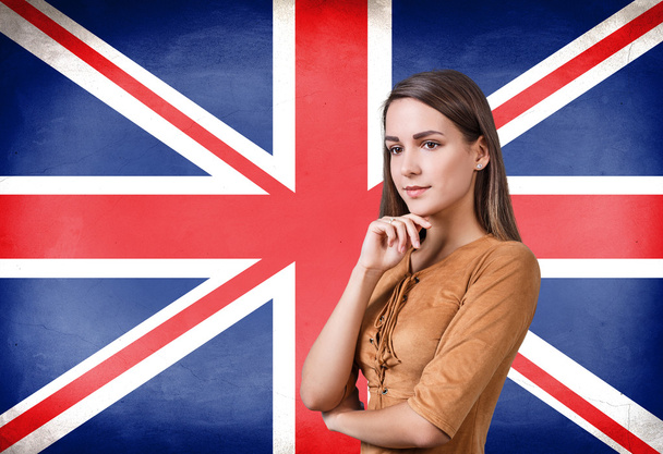 Kobieta stojąc na tle Flaga Wielkiej Brytanii - Zdjęcie, obraz