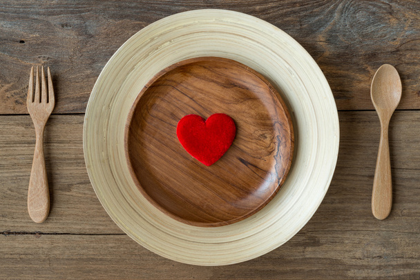 Brązowy drewniany puchar na rustykalny stolik z drewnianą łyżką i fo - Zdjęcie, obraz