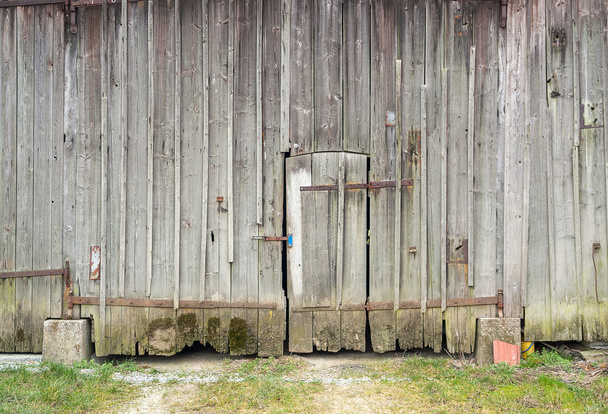 荒廃の古い納屋のドア - 写真・画像